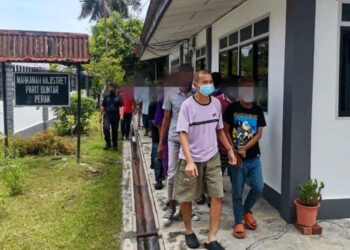 NG YU LIM (depan) didakwa di Mahkamah Majistret Parit Buntar atas pertuduhan membunuh ibu kandungnya di Taman Kerian, Parit Buntar, Perak. - UTUSAN/WAT KAMAL ABAS