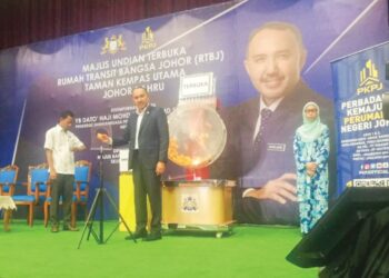 MOHD. Jafni Md. Shukor membuat cabutan pada Majlis Undian Terbuka RTBJ Taman Kempas Utama, Johor Bahru.