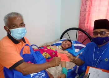 MOHD. Nasir Ishak menyampaikan sumbangan kepada bapa mangsa, Md. Rosli Md. Nor di rumahnya, di Taman Desa Mutiara, Johor Bahru.
Gambar: MOHAMAD FAIZAL HASHIM