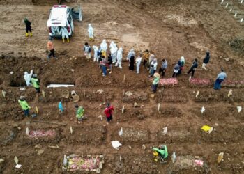 PROSES pengebumian mangsa Covid-19 di sebuah tapak perkuburan di Jakarta. - AFP