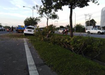 Kenderaan dipandu pegawai polis yang maut dalam kemalangan di Jalan Lintas berhampiran Metro town, Kota Kinabalu hari ini.-IHSAN PDRM