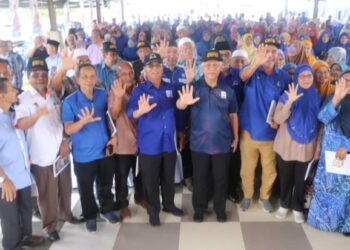 IDRIS Jusoh (empat dari kanan) hadir pada majlis ramah mesra dengan ketua peneroka dan cawangan UMNO DUN Pulau Tawar di di Galeri Mat Kilau di Jerantut, Pahang. - FOTO/SALEHUDIN MAT RASAD