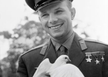 YURI Gagarin dihadiahkan sekor burung merpati putih ketika menyertai Misi Keamanan di Bulgaria pada 1961. – RIA Novosti