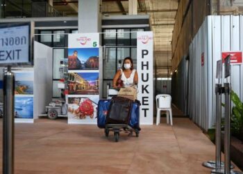 SUDAH sampai masanya pulau-pulau di Malaysia menerima kemasukan pelancong asing seperti yang dibuat di Phuket, Thailand sejak Julai lalu. - AFP