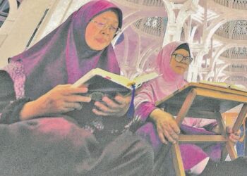 MEMBACA al-Quran bersama-sama selepas solat berjemaah dapat menambahkan kasih sayang sesama keluarga.