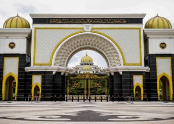 SEMUA pihak perlu sedar bahawa raja berperlembagaan adalah manifestasi kepada pembentukan semangat patriotik kebangsaan yang kekal relevan sehingga ke hari ini. 
-UTUSAN/SHIDDIEQIIN ZON