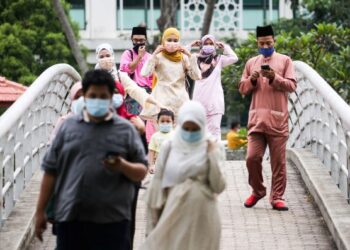 ORANG RAMAI yang tidak dapat pulang ke kampung sempena Hari Raya Aidilfitri menyambut perayaan itu di Taman Tasik Shah Alam, Selangor pada 13 Mei lalu.