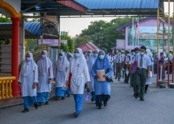 HOSPITAL swasta sedia memvaksinasi golongan remaja berusia 12 tahun hingga 17 tahun jika diminta kerajaan berbuat demikian.  - GAMBAR HIASAN/UTUSAN