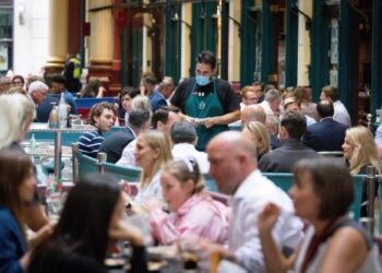 PENDUDUK UK kini boleh makan di restoran selepas sekatan Covid-19 dilonggarkan sejak 19 Julai lalu. - AFP