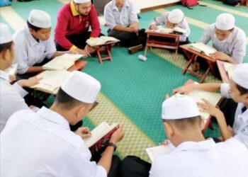 PENDIDIKAN yang holistik dan  menepati sistem pendidikan arus perdana menjadi pilihan ibu bapa dalam pemilihan institusi pengajian anak mereka. – UTUSAN/GAMBAR HIASAN