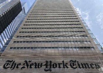 PEKERJA New York Times mendakwa mereka tidak bebas melontarkan pandangan di syarikat akhbar itu. - AFP