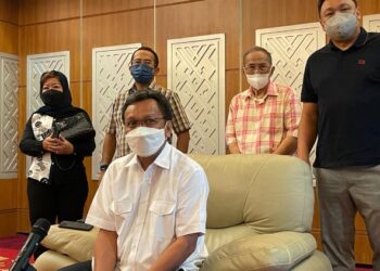 MOHD Shafie Apdal dalam sidang akhbar di Kota Kinabalu hari ini.