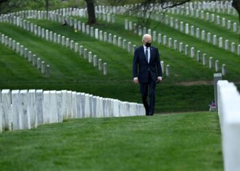 JOE BIDEN berjalan melalui tapak perkuburan Arlington National di Virginia bagi memperingati tentera yang terkorban dalam konflik Afghanistan. - AFP