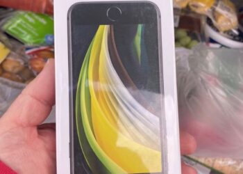 NICK JAMES memenangi telefon pintar iPhone dari Tesco sebagai sebahagian daripada promosi baharu pasar raya tersebut. - AGENSI