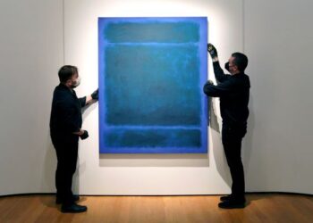 LUKISAN artis Mark Rothko yang bertajuk Untitled berjaya dijual pada harga lebih 27 juta pound (RM157 juta) dalam satu jualan lelong di New York. - AFP