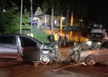 PERTEMBUNGAN kereta jenis Kia Sephia dengan Honda City menyebabkan seorang warga
emas maut di Kilometer 5, Jalan Lipis ke Merapoh, berdekatan Kampung Tempoyang di Lipis, Pahang. - GAMBAR IHSAN IPD LIPIS