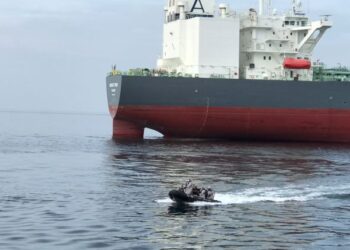 KAPAL tangki dari Marshall Islands, Oceania ditahan kerana berlabuh tunggu tanpa kebenaran di kedudukan 27.5 batu nautika barat daya Sekinchan, Selangor petang kelmarin.