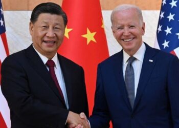 PRESIDEN AS, Joe Biden (kanan) dan Presiden China, Xi Jinping (kiri) berjabat tangan ketika bertemu di luar Sidang Kemuncak G20 di Nusa Dua di Bali, Indonesia kelmarin. – AFP