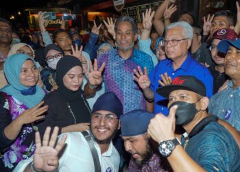 ISMAIL Sabri Yaakob bersama calon BN Parlimen Sungai Buloh, Khairy Jamaluddin beramah mesra dengan orang ramai 
dalam program bertemu rakyat di Uptown Kota Damansara, Selangor, kelmarin. – UTUSAN/AMIR KHALID