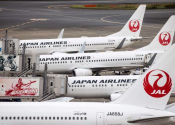 JAPAN AIRLINES meminta penumpang mengelak makan di dalam pesawat ketika penerbangan mereka. - AFP 