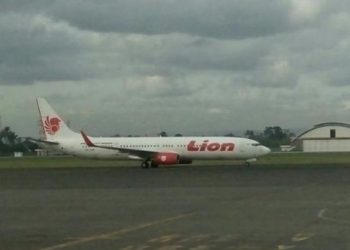 PESAWAT Lion Air penerbangan JT-173 dari Batam tergelincir dilandasan ketika mendarat di Lapangan Terbang Radin Intan II, Lampung, Indonesia. - AGENSI