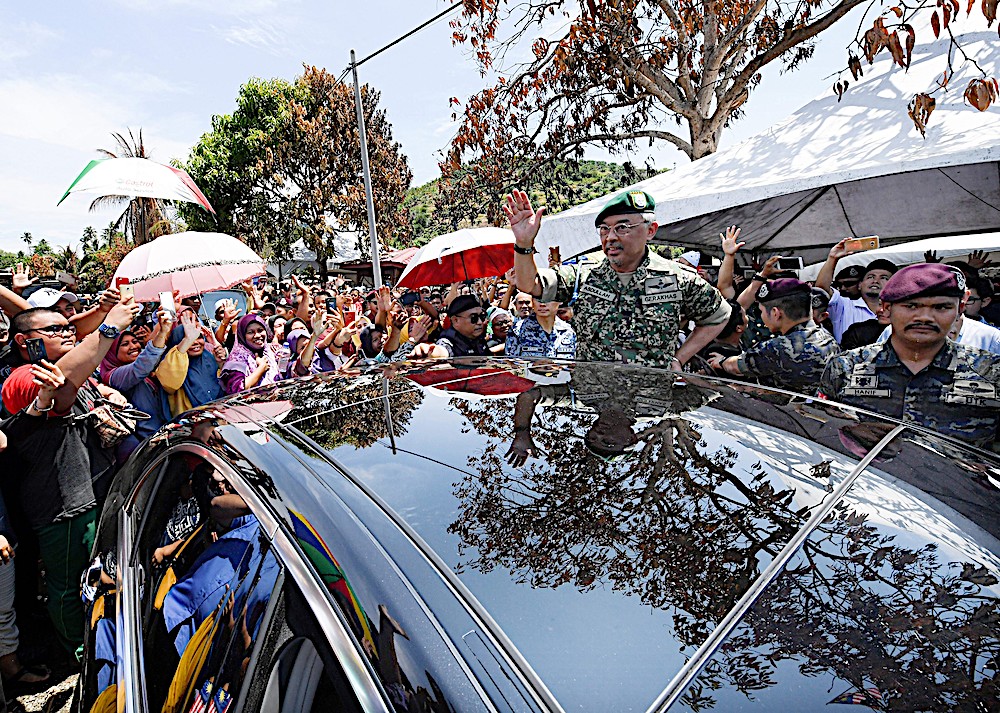 Agong Cemar Duli Ziarah Mangsa Kebakaran Di Tawau Utusan Malaysia