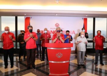 AHLI UMNO yang tidak menyokong Muhyiddin telah memberikan sokongan penuh kepada ahli parti mereka sendiri untuk dilantik sebagai Perdana Menteri kesembilan. - MEDIA UMNO