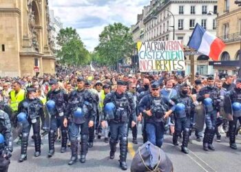 ANGGOTA-ANGGOTA polis Perancis turut menyertai demonstrasi bersama-sama orang ramai bagi membantah langkah kerajaan negara itu mewajibkan suntikan vaksin Covid-19. - MEDIA SOSIAL