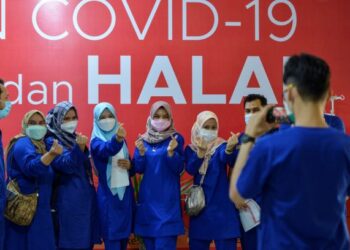 PETUGAS perubatan bergambar kenangan selepas menerima suntikan vaksin Covid-19 di Hospital Zainoel Abidin, Banda Aceh, Indonesia. - AFP