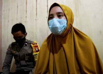 HERVINA dipecat selepas menulis status mengenai gaji yang diterimanya dalam media sosial di Sulawesi Selatan, Indonesia. - AGENSI