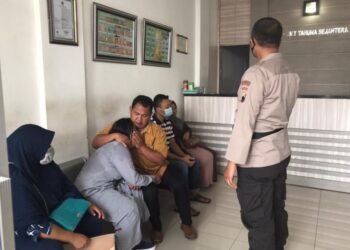 SEORANG pelanggan BMT Taruna Sejahtera di Ungaran, Jawa Tengah, Indonesia menangis selepas mengetahui duit simpanan mereka tidak boleh dikeluarkan. - AGENSI