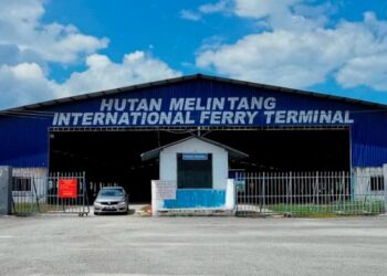 KEADAAN Terminal Feri Antarabangsa Hutan Melintang di Bagan Datuk, Perak yang tidak lagi beroperasi ketika tinjauan baru-baru ini. - UTUSAN/AIN SAFRE BIDIN