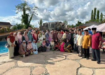 MOHD. Fo’ad Sakdan 
(sembilan dari kanan) bersama penganjur dan pesara UUM bergambar kenangan ketika sambutan Aidilfitri di Jitra.