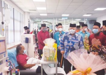 TUANKU Syed Sirajuddin Jamalullail ketika meninjau para pesakit di Bangunan Wakaf Pusat Perkhidmatan Hemodialisis MAIPs Hospital Tuanku Fauziah (HTF), Kangar, Perlis.