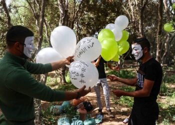 SERANGAN belon api oleh pejuang Hamas yang ditakuti tentera Israel sehingga terpaksa melancarkan bedilan roket ke Gaza. – AFP