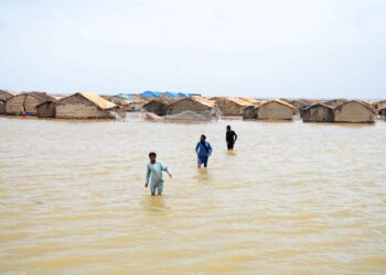 SIKLON Biparjoy menyebabkan paras air laut meningkat sehingga membanjiri kawasan berhampiran di wilayah Sindh, Pakistan. - AFP