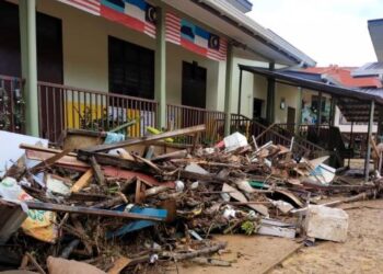 Banjir kilat yang mengakibatkan debris dihanyutkan ke kawasan Sekolah Kebangsaan (SK) Sugud, Penampang.-IHSAN APM