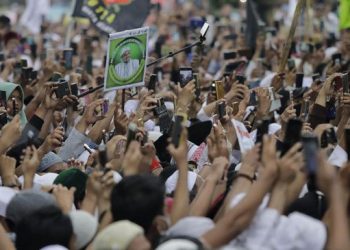 DEMONSTRASI bagi menuntut pembebasan pemimpin Front Pembela Islam (FPI), Muhammad Rizieq Shihab. -CNN Indonesia