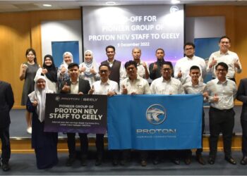 LI Chunrong (kiri) dan Timbalan Ketua Pegawai Eksekutif Proton, Roslan Abdullah (kanan) bersama kakitangan Proton yang dihantar menjalani latihan di China.