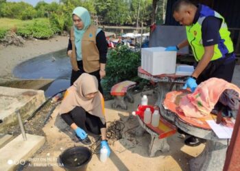 KAKITANGAN  Lembaga Sumber Air Negeri Kedah (LSANK) memeriksa kualiti air yang terdapat di negeri itu. – MEDIA SOSIAL