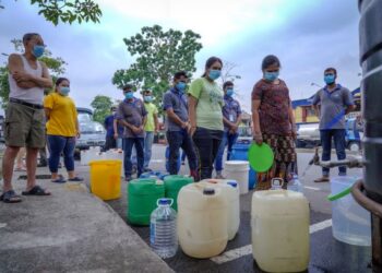KRISIS air di Selangor pada 4 Oktober lalu menjejaskan penduduk di 274 kawasan di Kuala Langat, Hulu Langat, Sepang dan Petaling. – UTUSAN/FARIZ RUSADIO