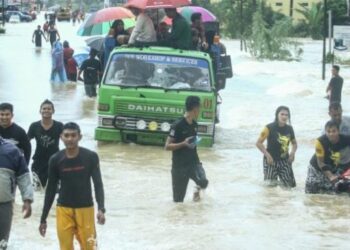 RAKYAT akan menghadapi situasi meruncing pada masa akan datang jika masalah banjir dibiarkan berterusan. – GAMBAR HIASAN/AFP