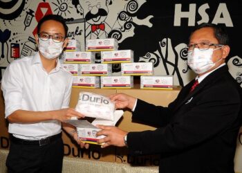 PENGARAH Kesihatan Johor, Dr. Aman Rabu (kanan) menerima sumbangan 10,000 pelitup muka buatan Malaysia yang disampaikan oleh Pengurus Pembangunan Perniagaan, Durio PPE Sdn. Bhd., Kong Kian Hao di Hospital Sultanah Aminah, Johor Bahru pada 10 September lalu.
–GAMBAR HIASAN/UTUSAN