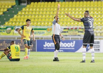 PENGADIL bola sepak veteran boleh membantu memberi tunjuk ajar serta motivasi kepada  pengadil muda.