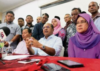 TIGA wakil rakyat UMNO (duduk dari kiri) Rosleli Jahari (Johor Lama), Rasman Ithnain (Sedili) dan Alwiyah Talib (Endau) yang menyertai Parti Pribumi Bersatu Malaysia (Bersatu) pada 2018. – GAMBAR HIASAN