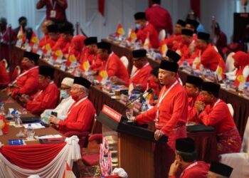 WACANA perpaduan Melayu tidak boleh terlepas daripada politik kepartian dan ia secara stereotaip dikaitkan dengan UMNO.