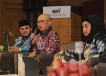 MENTERI Pertanian dan Industri Makanan (MAFI),  Datuk Seri Dr. Ronald Kiandee ketika sesi dialog bersama pemain industri  dalam mendepani cabaran ekonomi dunia yang terjejas teruk.