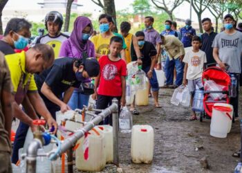 Pencemaran sungai yang kerap berlaku di Selangor menyebabkan gangguan bekalan air, sekali gus menyusahkan kehidupan harian orang ramai. – UTUSAN/FARIZ RUSADIO