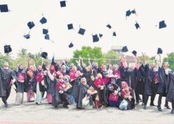 ALUMNI di sesebuah pusat pengajian tinggi atau sekolah mampu memberi sumbangan dalam kelangsungan sistem pendidikan negara ketika penularan Covid-19.- GAMBAR HIASAN