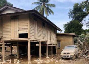 KEADAAN kediaman yang diliputi lumpur serta debu tebal selepas dilanda banjir di Kampung Batu Kapur, Mentakab, Pahang.-UTUSAN